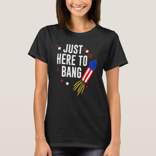 Camiseta 4th Of July Just Here To Bang American Flag Firewo (Anverso)