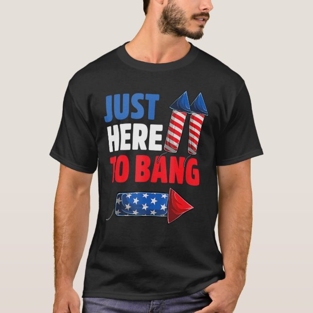 Camiseta 4th Of July Just Here to Bang Fireworks Men Women  (Anverso)