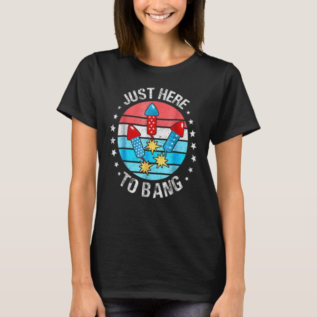 Camiseta 4th Of July Just Here To Bang Fireworks Men Women  (Anverso)