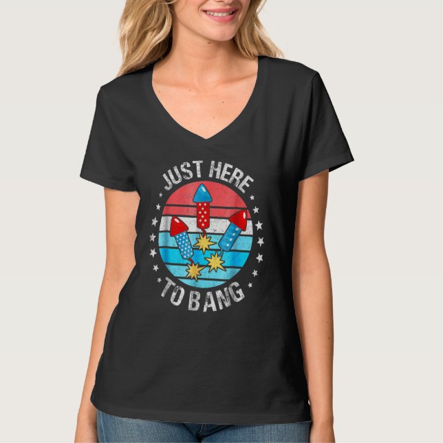 Camiseta 4th Of July Just Here To Bang Fireworks Men Women  (Anverso)