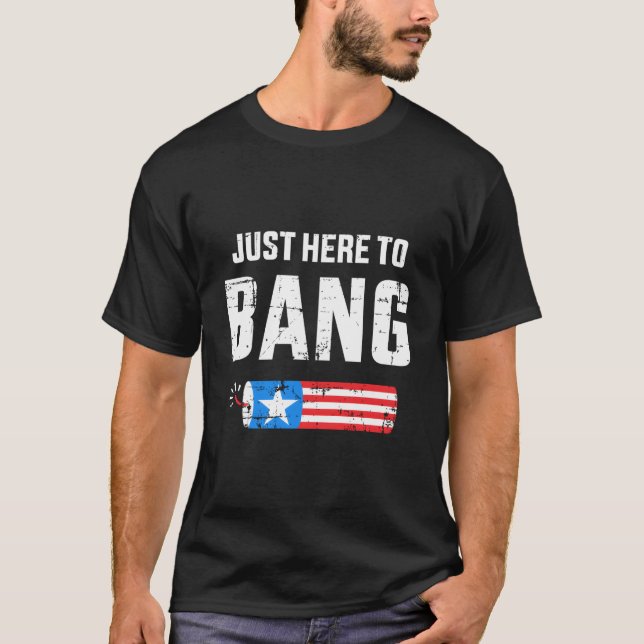 Camiseta 4Th Of July Just Here To Bang With Firecracker (Anverso)