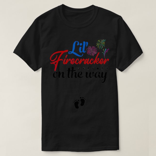 Camiseta 4th Of July Pregnancy Lil' Firecracker On The Way  (Diseño del anverso)