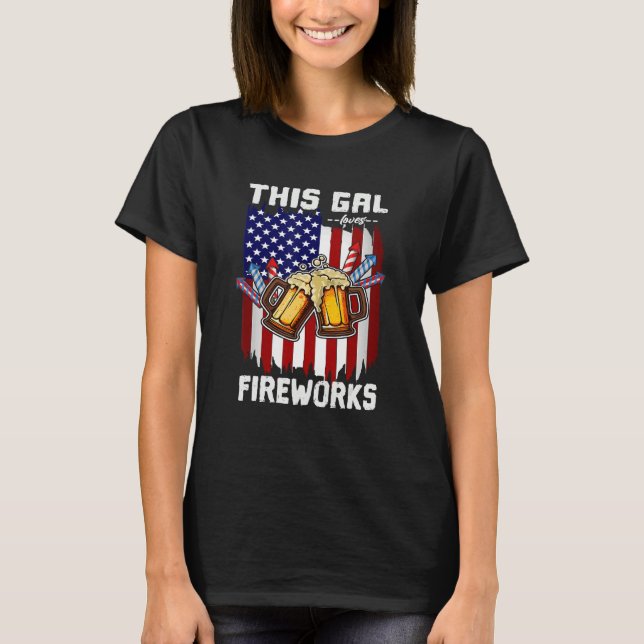 Camiseta 4th Of July This Gal Loves Fireworks USA Proud Ame (Anverso)
