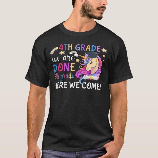Camiseta 4th we are done 5th grade here we com (Anverso)