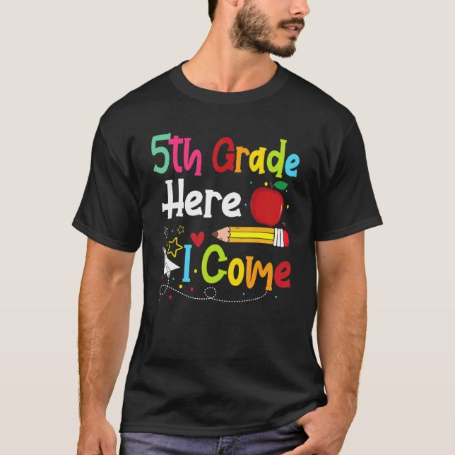 Camiseta 5º Grado Aquí Vuelvo El Profesor A La Escuela (Anverso)