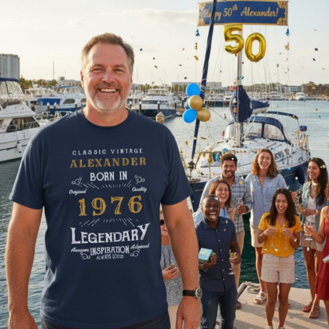 Camiseta 50.º cumpleaños 1976 Añadir el nombre Blue Gold Le (Blue birthday tshirt with a boat and marina in the background.)