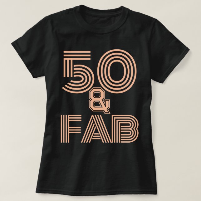 Camiseta 50.º cumpleaños Peach Fuzz "50 & Fab" Elegante neg (Diseño del anverso)