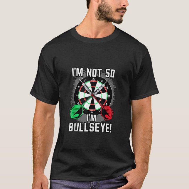 Camiseta 50.º dardos de cumpleaños diciendo bullseye 50 cum (Anverso)