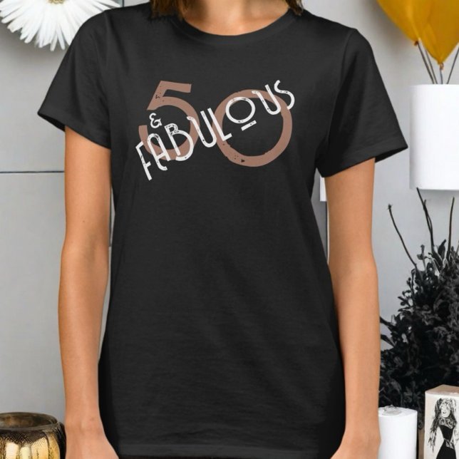 Camiseta 50 y fabulosa moda blanca marrón monograma de cump (Subido por el creador)