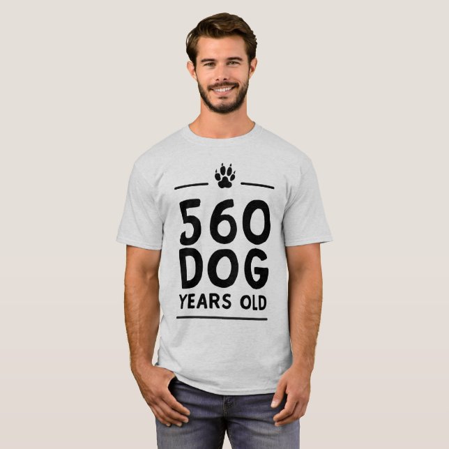 Camiseta 560 años del perro de viejo (Anverso completo)