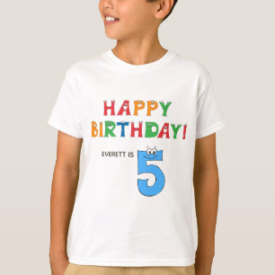 Camiseta 5.º alfabeto colorido de cumpleaños con nombres 