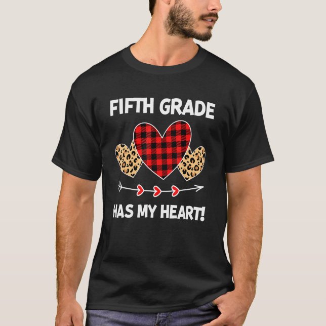 Camiseta 5.º Grado Tiene Mi Corazón Leopardo Buffalo Tapado (Anverso)