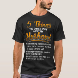Camiseta 5 Cosas Que Deberías Saber Sobre Mi Esposo Él Es U