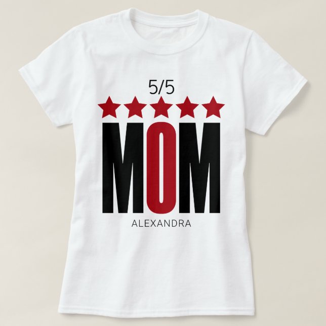 Camiseta 5 Star Mom Red Black Typography Name Personalizado (Diseño del anverso)