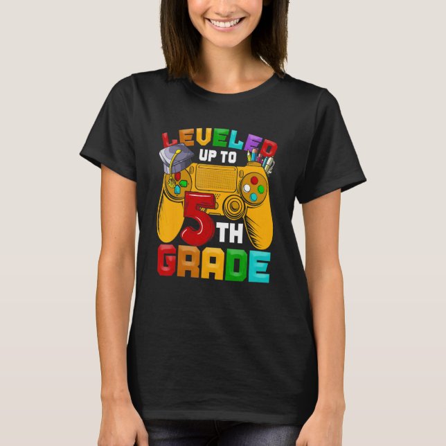 Camiseta 5th Grade Gamer Leveled Up To Of Fifth Grade Back  (Anverso)