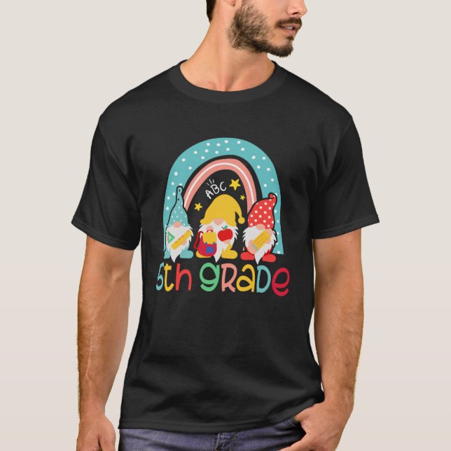 Camiseta 5th Grade  Rainbow Gnomes Happy First Day Of Schoo (Anverso)