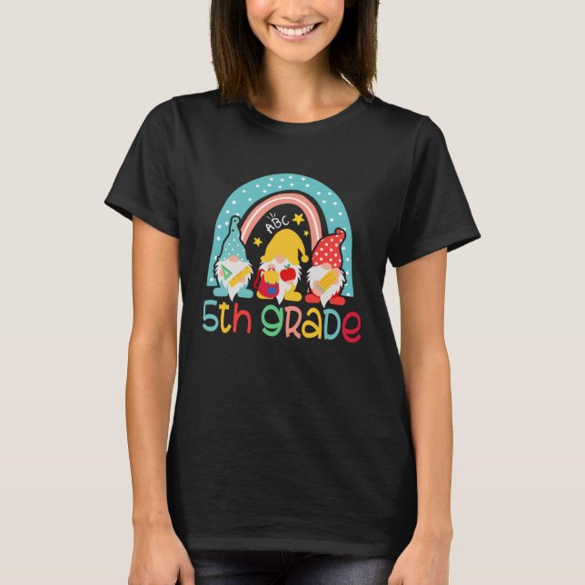 Camiseta 5th Grade  Rainbow Gnomes Happy First Day Of Schoo (Anverso)