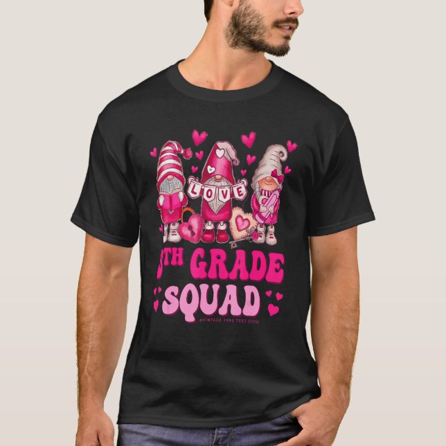 Camiseta 5th Grade Teacher Squad Valentines Day Gnomes Hold (Anverso)