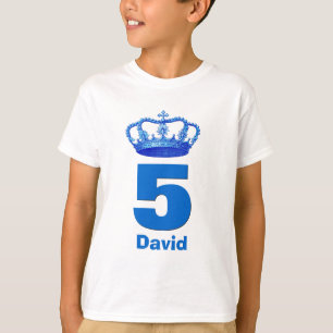 Camiseta 5to Corona del cumpleaños y muchacho conocido de