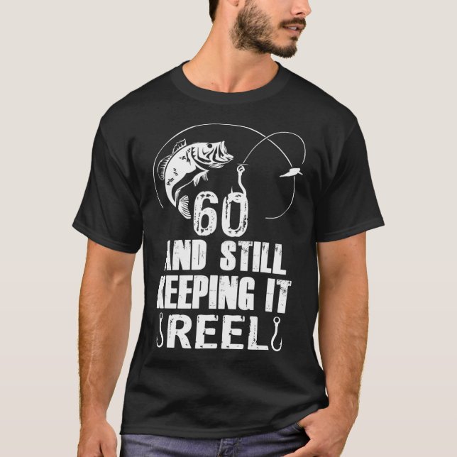 Camiseta 60.º Cumpleaños Y Aún Manteniéndolo Pescando Reel (Anverso)