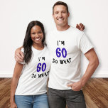 Camiseta 60 así que qué gracioso cita 60 cumpleaños<br><div class="desc">60 así que qué gracioso cita la camiseta del 60 cumpleaños de la fiesta. Esta camiseta es una manera humorística y juguetona de celebrar el cumpleaños número 60 de un hombre. La camisa presenta una cita ingeniosa que se burla de la idea del envejecimiento y anima al usuario a abrazar...</div>