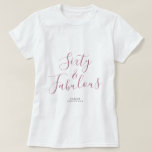 Camiseta 60 Fabulous Purple Custom Name 60th Birthday Gift<br><div class="desc">Celebre el giro de 60 en estilo con este nombre personalizado con la moderna camiseta de cumpleaños 60 con el texto 60 y elegante caligrafía de escritura manuscrita de cassis morada. Simplemente agrega tu nombre a esta camiseta de la celebración de los 60 años. Perfecto regalo de cumpleaños para un...</div>