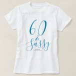 Camiseta 60 Sassy Blue Custom Name 60th Birthday Gift<br><div class="desc">Celebre el giro de 60 en estilo con este nombre personalizado moderno camiseta de 60 años con el texto 60 y elegante escritura azul. Simplemente agrega tu nombre a esta camiseta de la celebración de los 60 años. Perfecto regalo de cumpleaños para un niño de 60 años moderno, elegante y...</div>