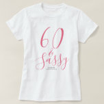 Camiseta 60 Sassy Pink Custom Name 60th Birthday Gift<br><div class="desc">Celebre el giro de 60 en estilo con este nombre personalizado moderno camiseta de 60 años con el texto 60 y elegante escritura rosa. Simplemente agrega tu nombre a esta camiseta de la celebración de los 60 años. Perfecto regalo de cumpleaños para un niño de 60 años moderno, elegante y...</div>