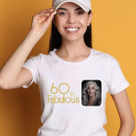 Camiseta 60 y Fabulous Gold Purpurina Photo 60th Birthday<br><div class="desc">60 y Fabulous Elegant Gold Purpurina Foto 60th Birthday Party Guest of Honor T-shirt. El diseño tiene un nombre y una foto personalizados.</div>