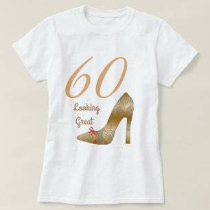 Camiseta 60 y luce un gran arco rojo de tacón alto