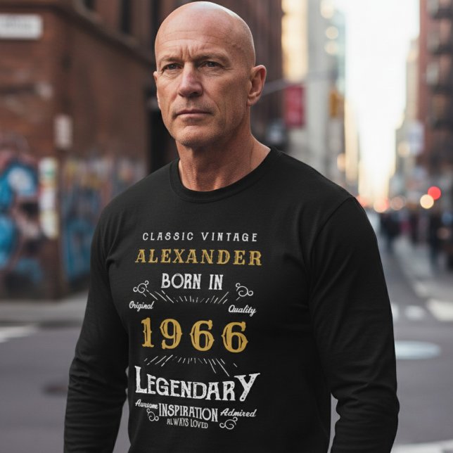 Camiseta 60th Birthday 1966 Add Name Black Gold Legendary (Born 1966 birthday long sleeve T-shirt. Background out of focus.)