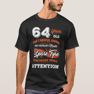 Camiseta 64 años Un cuidadoso propietario 64 cumpleaños