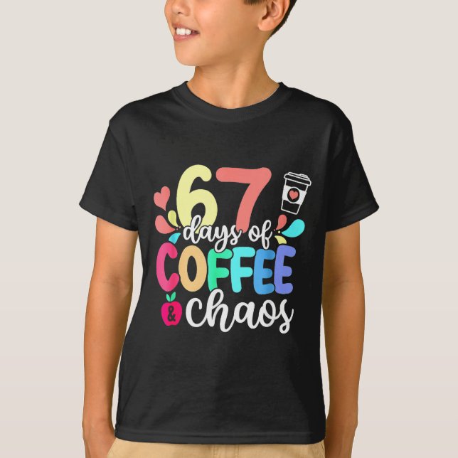Camiseta 67 Days Of Coffee &amp; Chaos Happy 67th Day Schoo (Anverso)