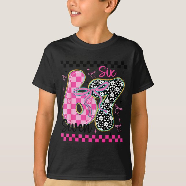 Camiseta 67 Funny Meme Filled With Hearts Six Seven Valenti (Anverso)