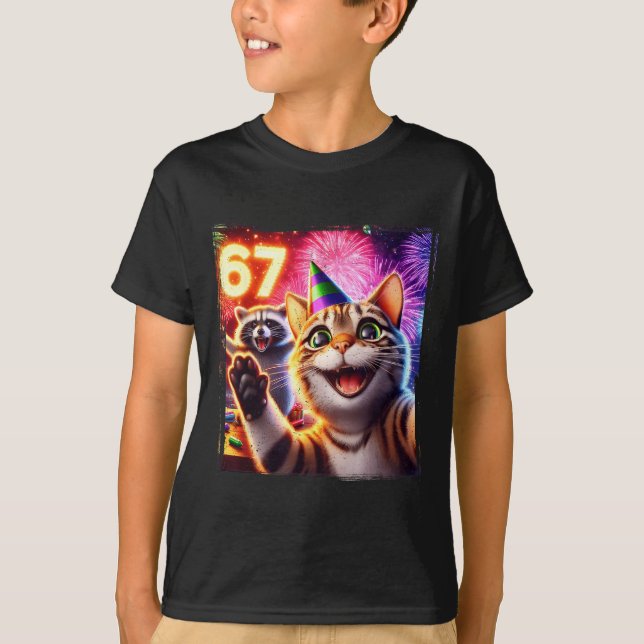 Camiseta 67 Meme Cat Raccoon New Year Selfie Funny Birthday (Anverso)