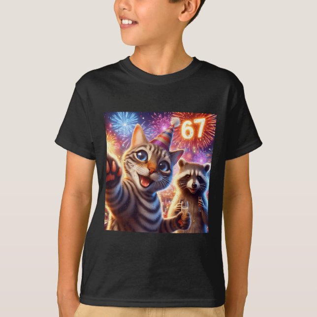 Camiseta 67 Meme Cat Raccoon New Year Selfie Funny Birthday (Anverso)