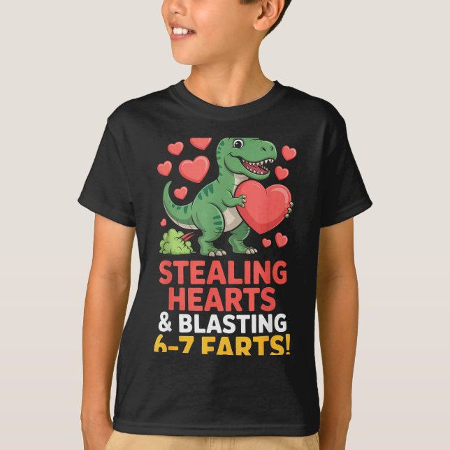 Camiseta 67 Meme Dinosaur Stealing Hearts 6-7 Farts Valenti (Anverso)