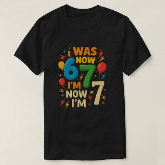 Camiseta 67 Razones para Reír Alto Travieso y Sobrevivió