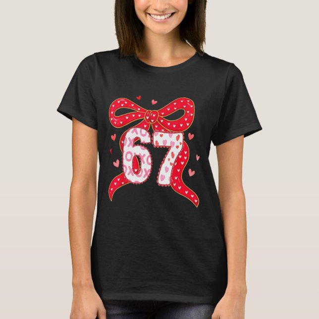 Camiseta 67 Valentine Vibes Coquette Bow Girl  (Anverso)