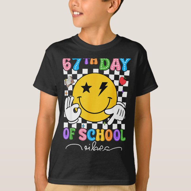 Camiseta 67th Day Of School Vibes Cute Smile Face 67 Days O (Anverso)