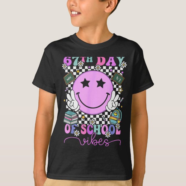 Camiseta 67th Day Of School Vibes Groovy Retro 100 Days Of  (Anverso)