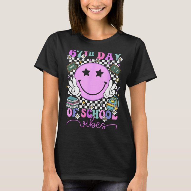 Camiseta 67th Day Of School Vibes Groovy Retro 100 Days Of  (Anverso)