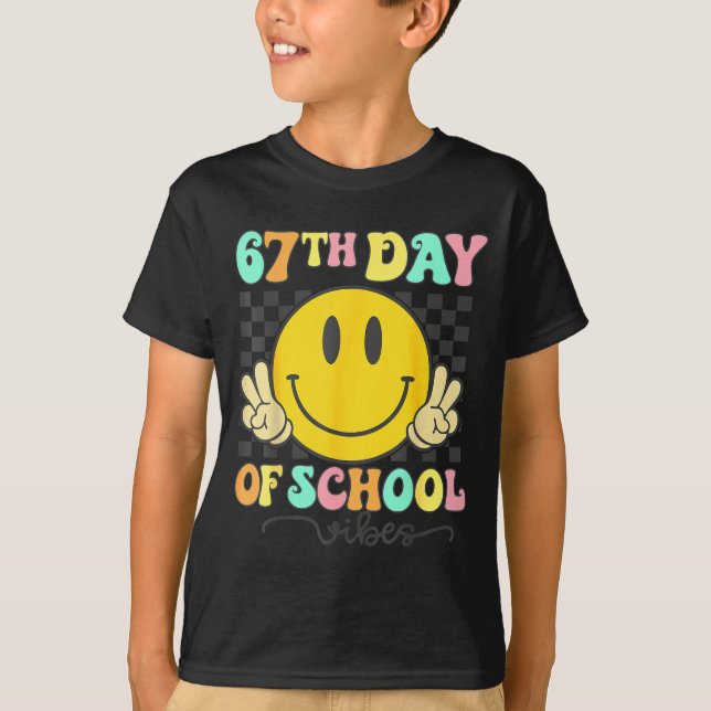 Camiseta 67th Day Of School Vibes Groovy Smile Face 67 Six  (Anverso)