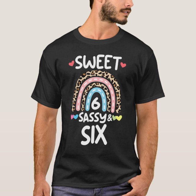 Camiseta 6.º cumpleaños Rainbow Leopard Sweet Sassy y seis  (Anverso)