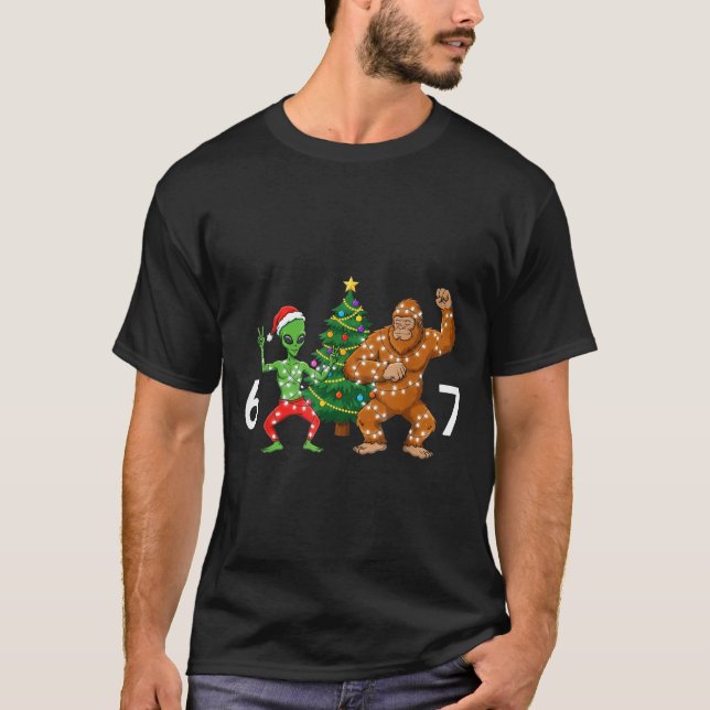 Camiseta 6 7 Meme Christmas Alien Sasquatch Six Seven Fun  (Anverso)