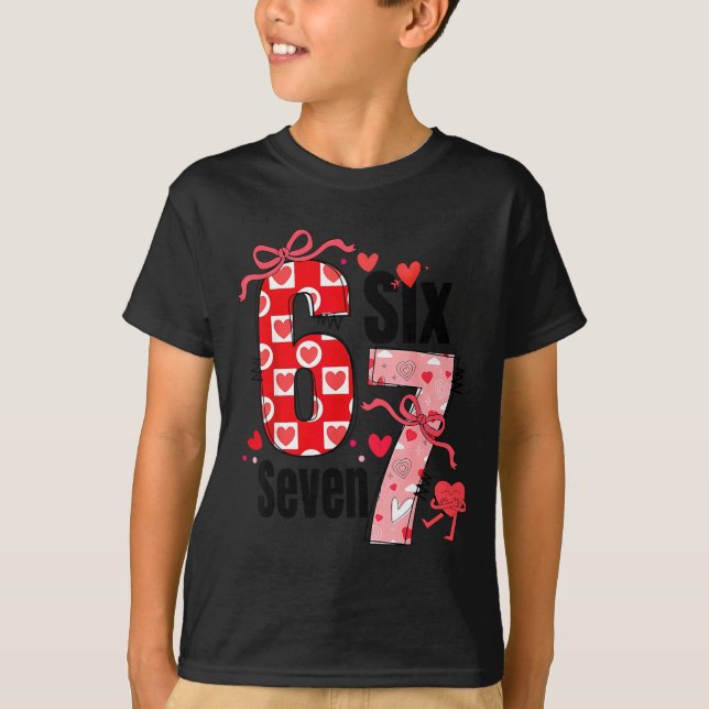 Camiseta 6 7 Valentine Six Seven Meme Coquette Bow Hearts  (Anverso)
