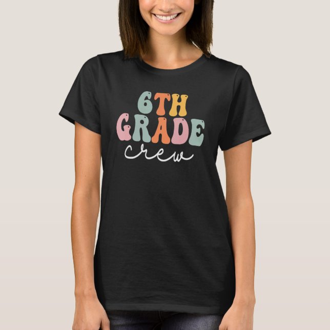 Camiseta 6th Grade Crew Retro Groovy Women Happy First Day  (Anverso)