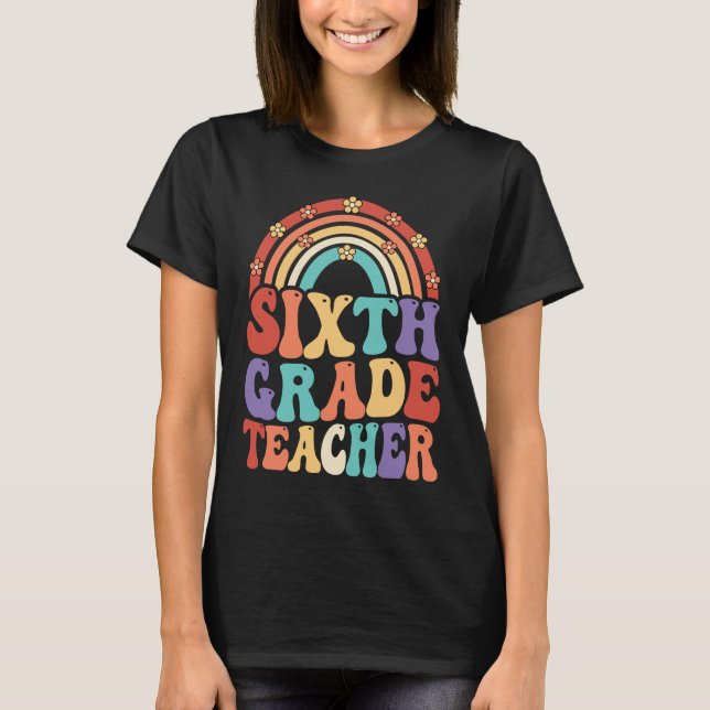 Camiseta 6th Grade Teacher Groovy Rainbow Back To School (Anverso)