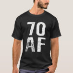 Camiseta 70 AF Vintage 70Th Birthday Tee<br><div class="desc">camisa 70AF. Pronto el aniversario de tu amigo, papá, mamá, tío, abuelo, tía, novia, hermana, mamá, hermano? Regalo de cumpleaños 70 de Guay, idea de foto grupal. Trata tu edad con humor - Straight Outta 1951. ¡Regalo para la fiesta de cumpleaños de 2021! Camiseta AF. Impresión divertida para cumpleaños /men/...</div>