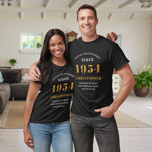 Camiseta 70 cumpleaños 1954 Añadir nombre Fiesta de oro neg (Custom 70th Birthday Guest of Honor Black and Gold T-Shirt – Born 1954 Edition)